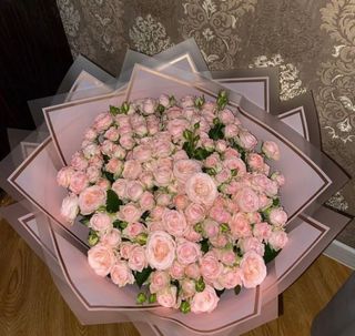 ვარდისფერი ჯუჯა ვარდების თაიგული