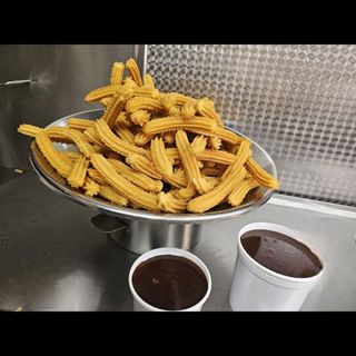 50 churros + 1 litro y 1/2 chocolate 