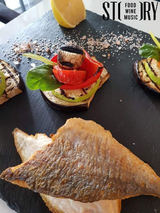 Doradă la grătar cu cu mix de salata