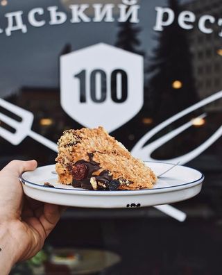 Вафельний торт із кулькою морозива (180г)