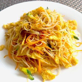 Spaghetti di riso saltati con gamberi e verdure