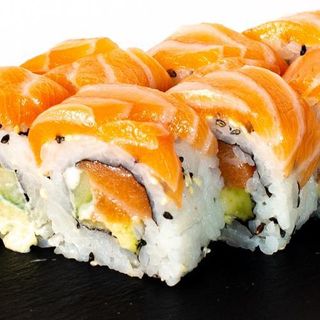 Uramaki de salmón  y aguacate (8 piezas)