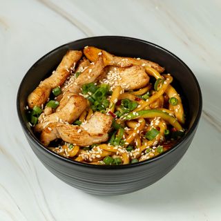 ლაფშა ქათმით და არაქისის სოუსით