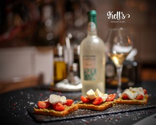 Bruschete cu pesto, rosii cherry si mozzarella di bufalo