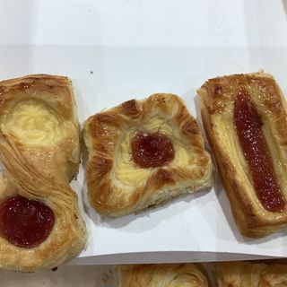 Facturas con crema pastelera y dulce de membrillo