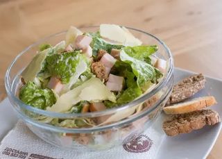 Салата Цезар с пилешко филе (300г)