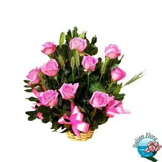 Composizione in cesto di rose rosa