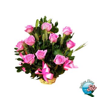 Composizione in cesto di rose rosa