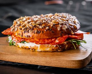 Bagel cu Crema de branza si Salam Chorizo