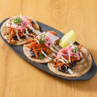 Tacos de cochinita pibil con frijoles y mayonesa cítrica (3 uds.)
