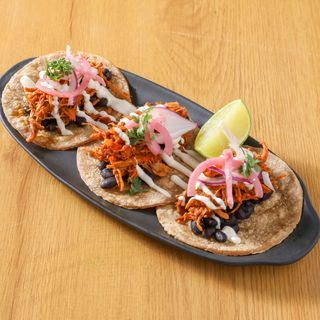 Tacos de cochinita pibil con frijoles y mayonesa cítrica (3 uds.)