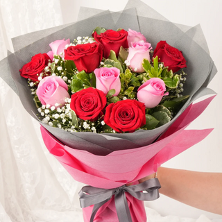 Bukiet 13 róż mieszanych z przybraniem 