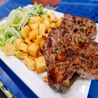 Filete de Ternera Con Patatas P Piquillo