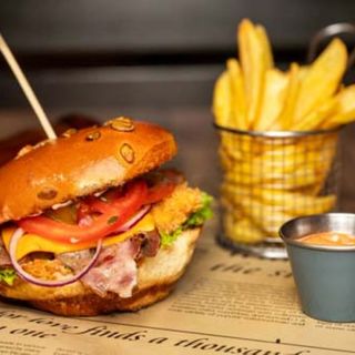 Burger cu pui crocant și cartofi