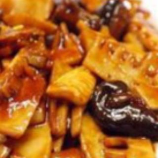 Bambú Y Setas Chinas Salteadas