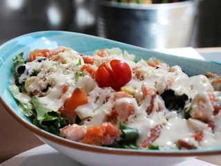 ENSALADA CÉSAR DE SALMÓN Y LANGOSTINOS