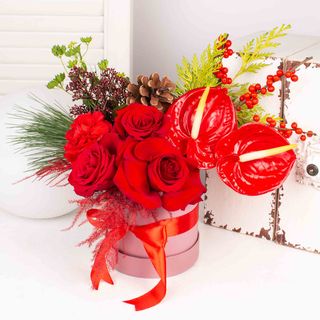 Aranjament cu trandafiri, brad si pin