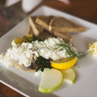 Śledź W Śmietanie Z Cebulką I Jabłkiem