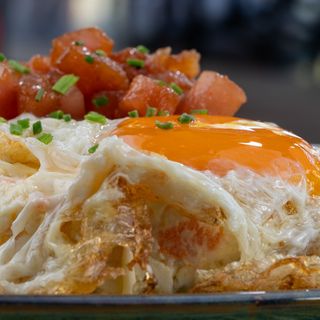 Ensaladilla Rusa con tartar de atún almadraba y huevo frito