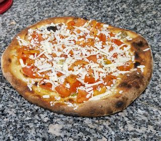 Pizza bruschetta + lattina coca
