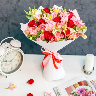 Buchet mixt - trandafiri cu alstromeria (2028)