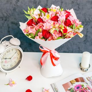 Buchet mixt - trandafiri cu alstromeria (2028)
