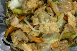 65. Панирано пилешко със зеленчуци (800г)