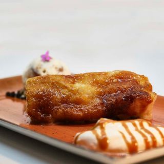 Torrija Caramelizada De Coco Y Espuma De Yogur