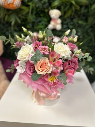 Нежна кутия с рози, алстромерии и еустоми #137