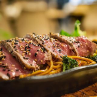 Tataki De Ternera Con Noodles De Trigo