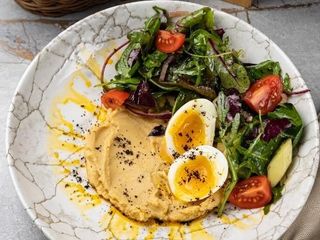 Хумус з мікс салатом,горішками кешью та яйцем (250g)