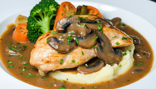 Suprême De Poulet Sauce Champignon
