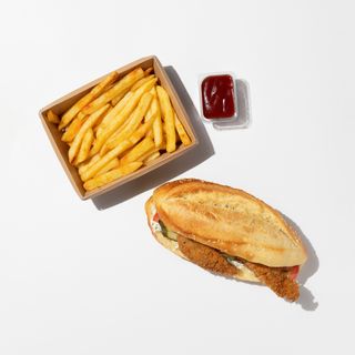 Սենդվիչ հավով ու սպիտակ սոուսով և ֆրի