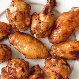 Plato Alita De Pollo Con ensalada, patatas y cola lata