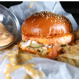 CHIPOTE SPLASH BURGER DE POLLO con PATATAS FRITAS