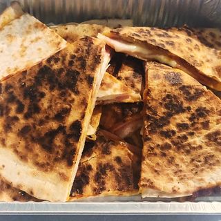 Quesadilla  cu sunca si cascaval