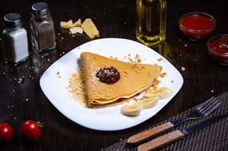 Clatita cu  Nutella, banana, biscuit si alune