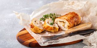Piept de pui umplut cu șuncă și cașcaval