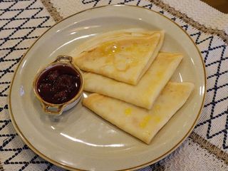 Блинчики сладкие на выбор со сгущенкой, мёдом, сметаной