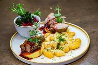 Confitowana pierś z kaczki na pieczonym jabłku z sosem żurawinowym