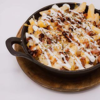 Creamy Cheese Fries And Bacón (M)