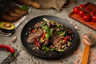 Салат з телятиною та цукіні гриль (230г)