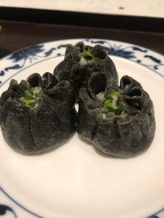 12b.Raviolo nero di pesce brasati 3pz