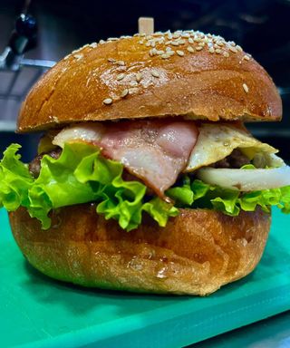 С пилешки бургер