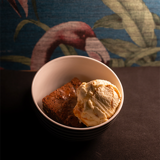 Brownie de pistachos con helado de vainilla