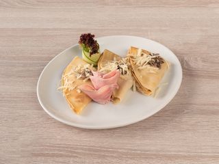Naleśniki z szynką, serem i pieczarkami