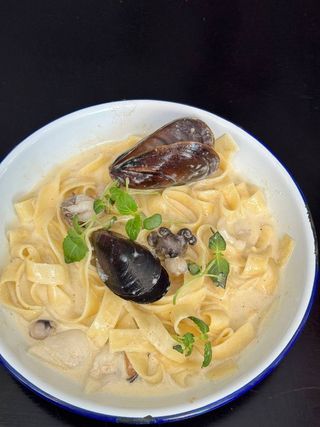 Паста з морепродуктами в вершковому соусі (300g)