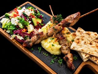 Souvlaki de porc cu rondele de cartofi