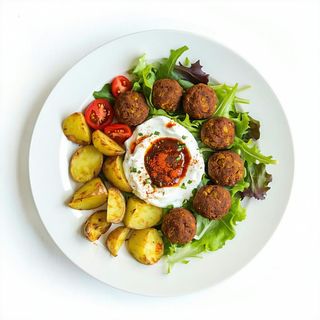 Falafel con patate e insalata