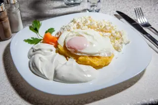 Mamaliga cu branza, smantana si ou
